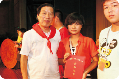 我校学生上台领奖合影